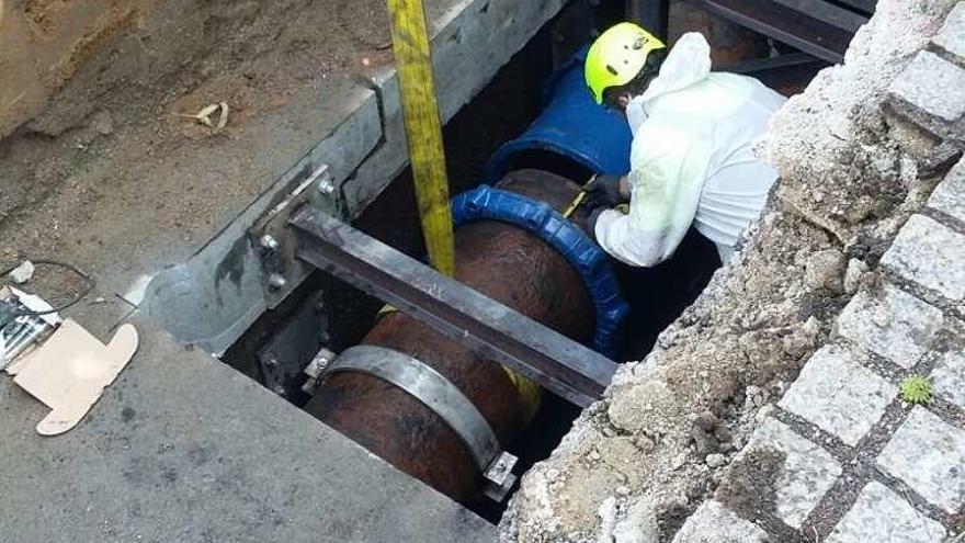 Un operario trabajando en la reparación de la red en Pontevedra.