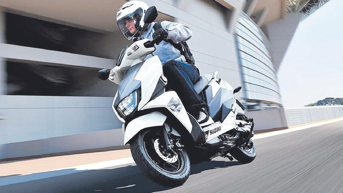 Totalmente nuevo, este scooter japonés de excelente calidad combina unas líneas agresivas y un aspecto deportivo, con un avanzado, robusto y eficiente motor de ultima generación.