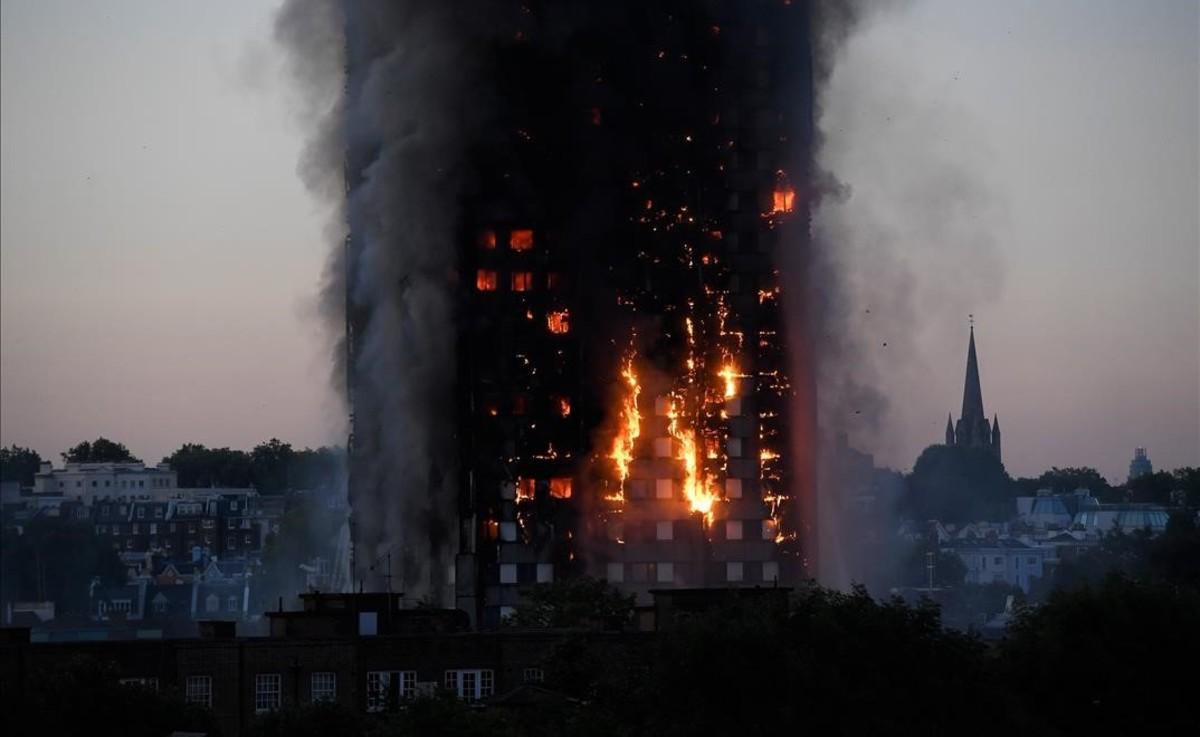 Las llamas y el humo en la torre en Latimer Road, al oeste de Londres.