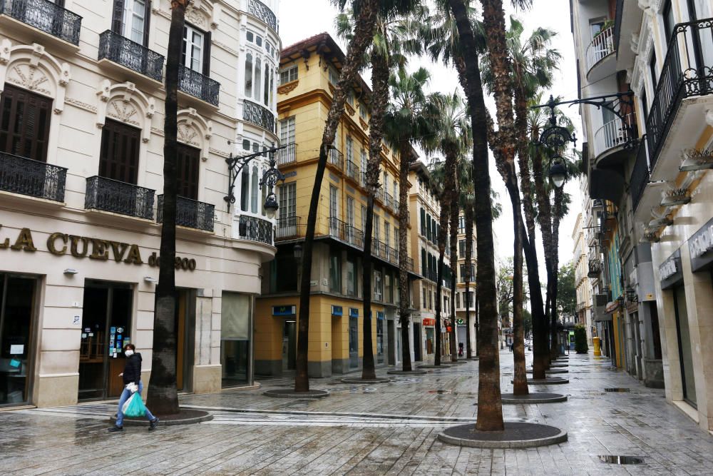 Pasan los días de confinamiento y la situación de la ciudad sigue siendo desértica. La siempre frecuentada calle Larios, la Alameda, principal vía de tráfico tanto privado como público del centro de la ciudad, y el bullicioso mercado de Atarazanas presentan durante el estado de alarma provocado por la pandemia de coronavirus una imagen inusual, acentuada por la persistente lluvia de esta semana.