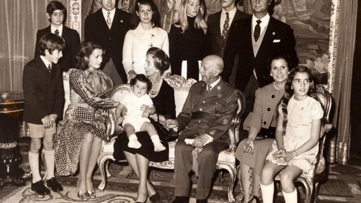 La família Franco, en la celebració de les bodes d’or del dictador i Carmen Polo. |