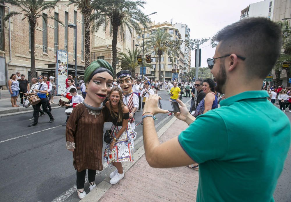 Hogueras 2019: El desfile de bandas reúne en el centro de la ciudad a millares de ciudadanos y turistas