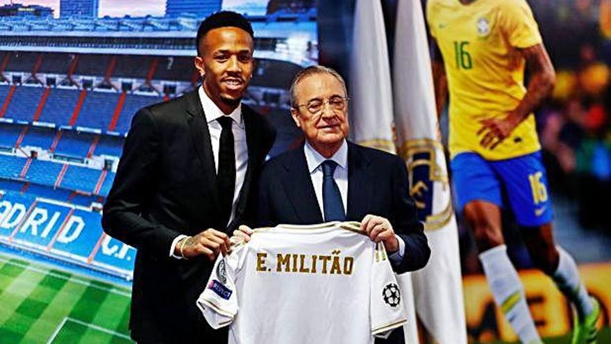 Militao, ayer junto a Florentino Pérez en su presentación.