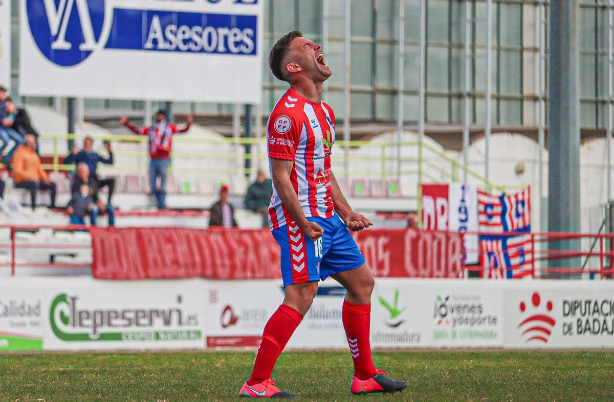 Espinar, del Don Benito, se lamenta tras estrellar el balón en el larguero.