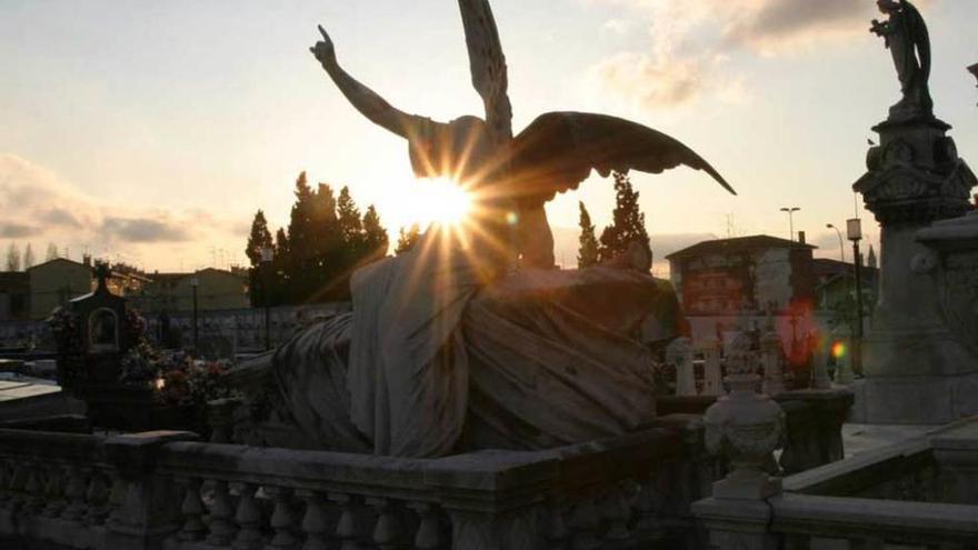 El ángel del panteón de la marquesa de San Juan de Nieva.