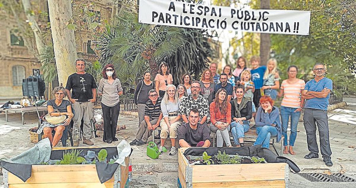 Participantes en el taller de microhuertos.