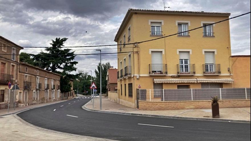 El Ayuntamiento de Ricla ha apostado por embellecer la calle y ampliar el espacio para el peatón. |