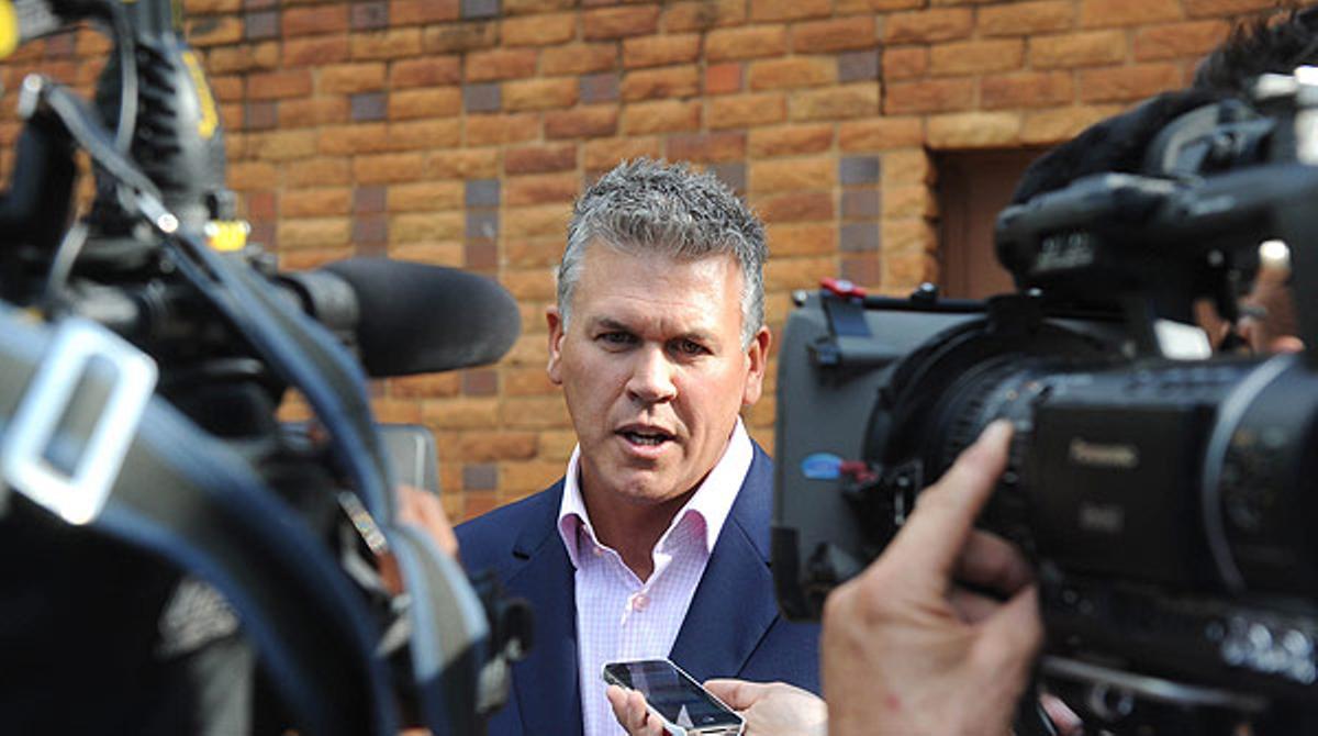 L’agent de Pistorius l’ha visitat a la comissaria de policia de Pretòria on està arrestat per l’assassinat de la seva nòvia.