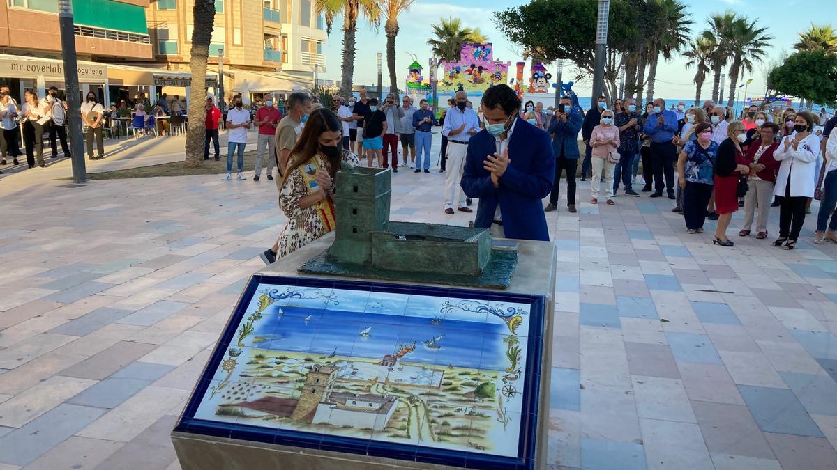 Imagen de la inaguración del monolito en la plaza principal de La Mata