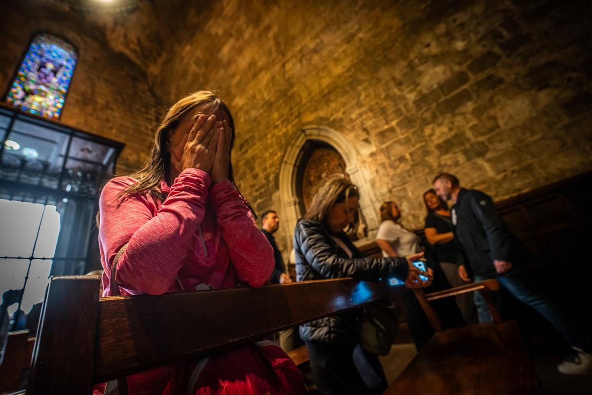 Fieles acuden a la catedral de Barcelona para rendir homenaje tras la muerte del papa Francisco