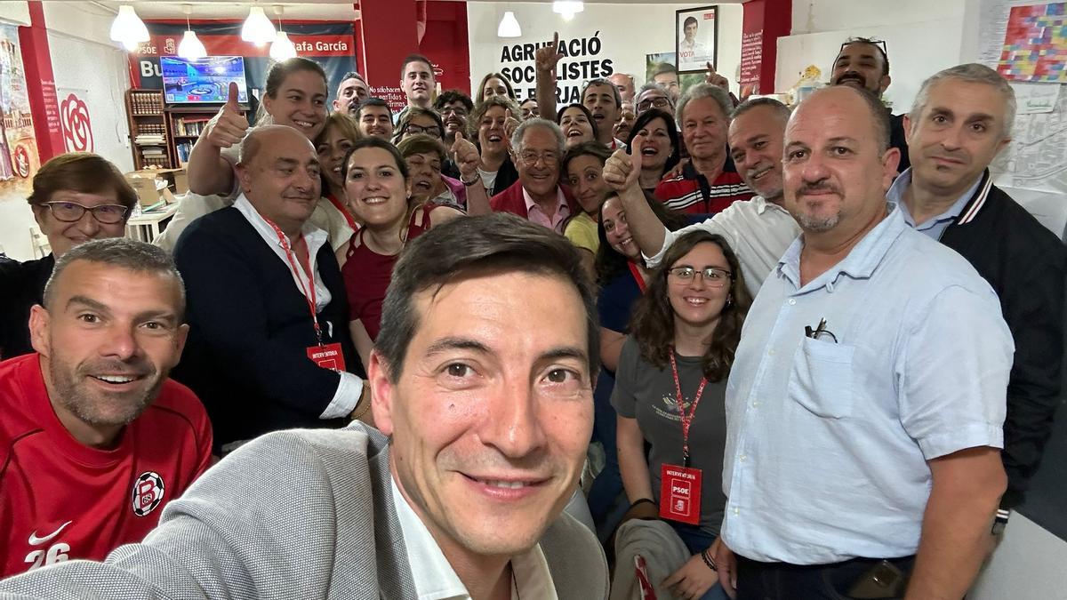 Rafa García con su equipo y militantes socialistas