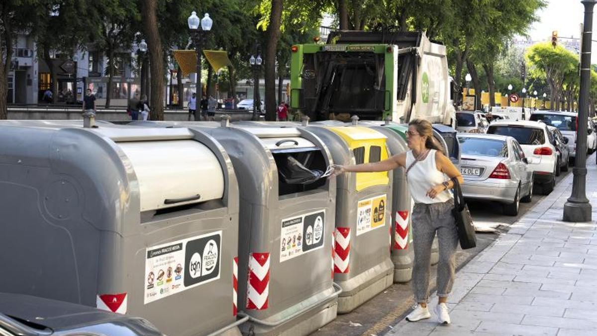 Contenedores de la basura en la Rambla Nova de Tarragona.