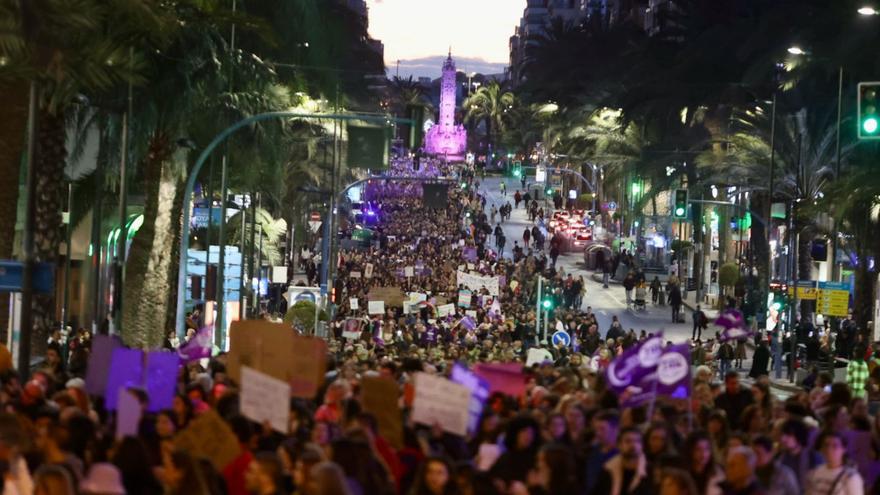 Una marea humana tiñe Alicante de morado por el 8M