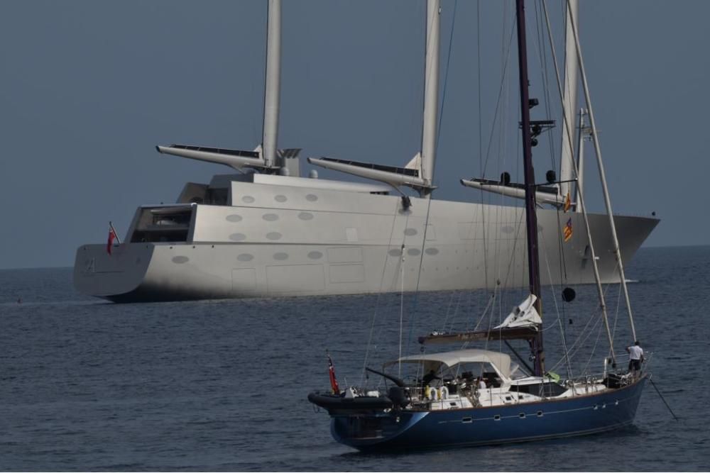 El velero del magnate ruso Andrey Melnichenko asombra en Puerto Portals