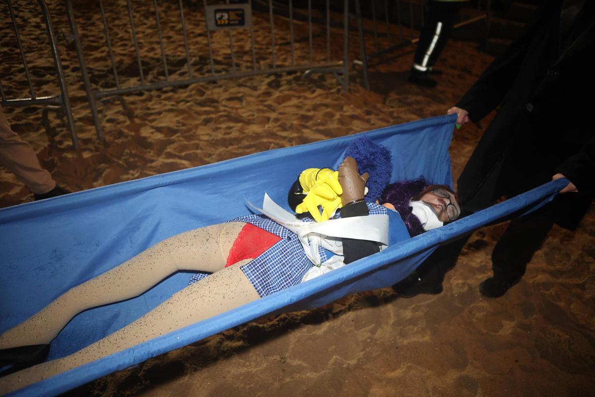 A Coruña llora el fin del Entroido en el entierro de la sardina