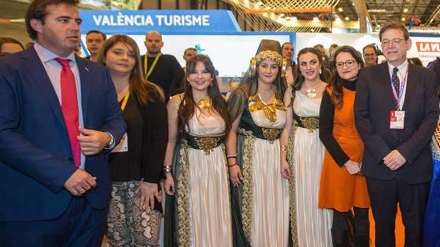 Herick Campos y Ximo Puig, en ambos extremos de la foto, en la celebración de Fitur 2018.