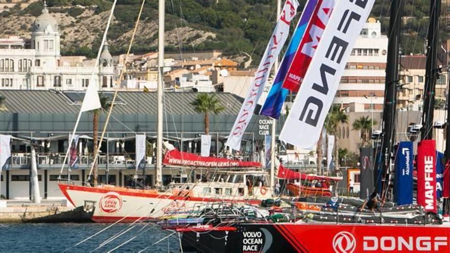 Las siete embarcaciones que van a dar la vuelta al mundo a vela, amarradas ya en el Puerto y al fondo el barco Astral dedicado a rescatar refugiados en el Mediterráneo y que se puede visitar.