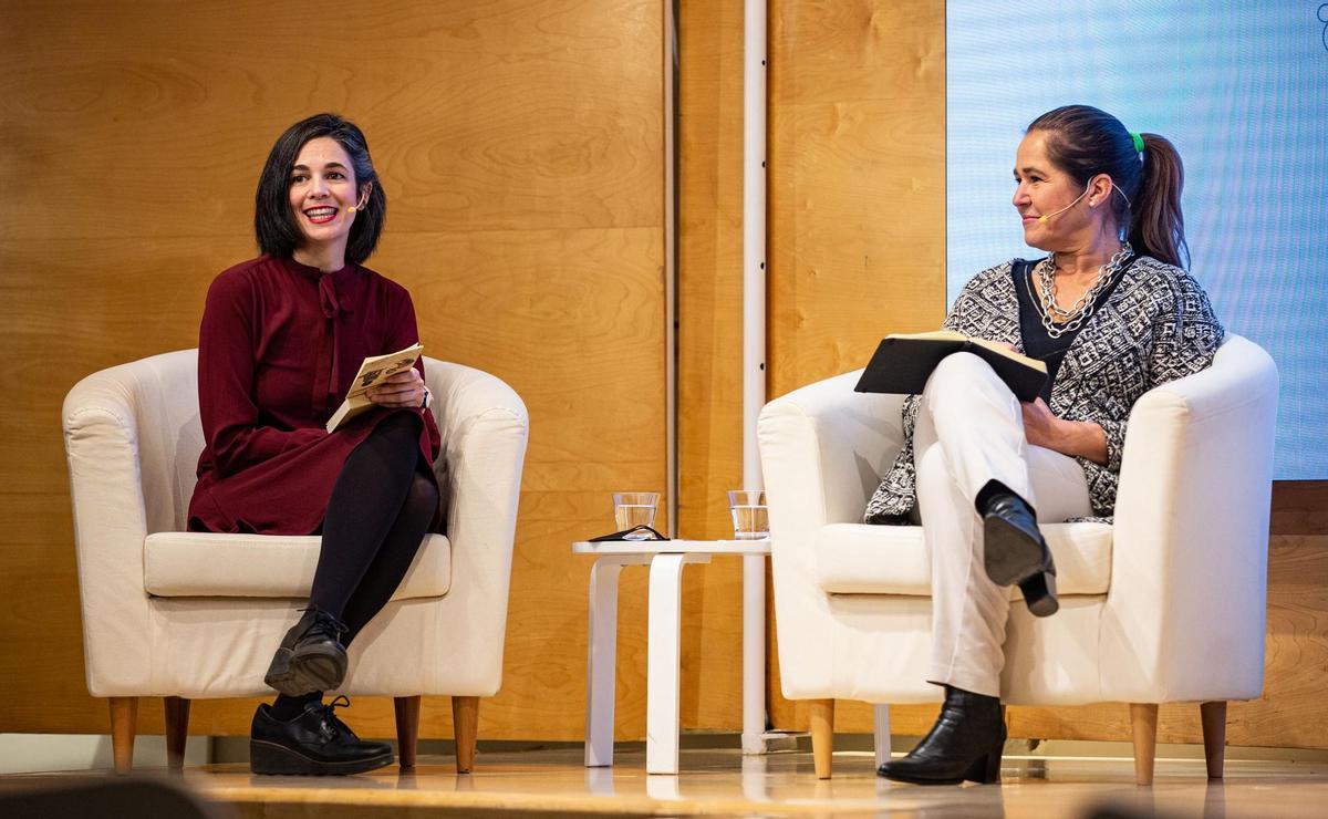 Violeta Moreno, moderadora del debate y María Gómez del Pozuelo, Ceo y cofundadora de Womenalia