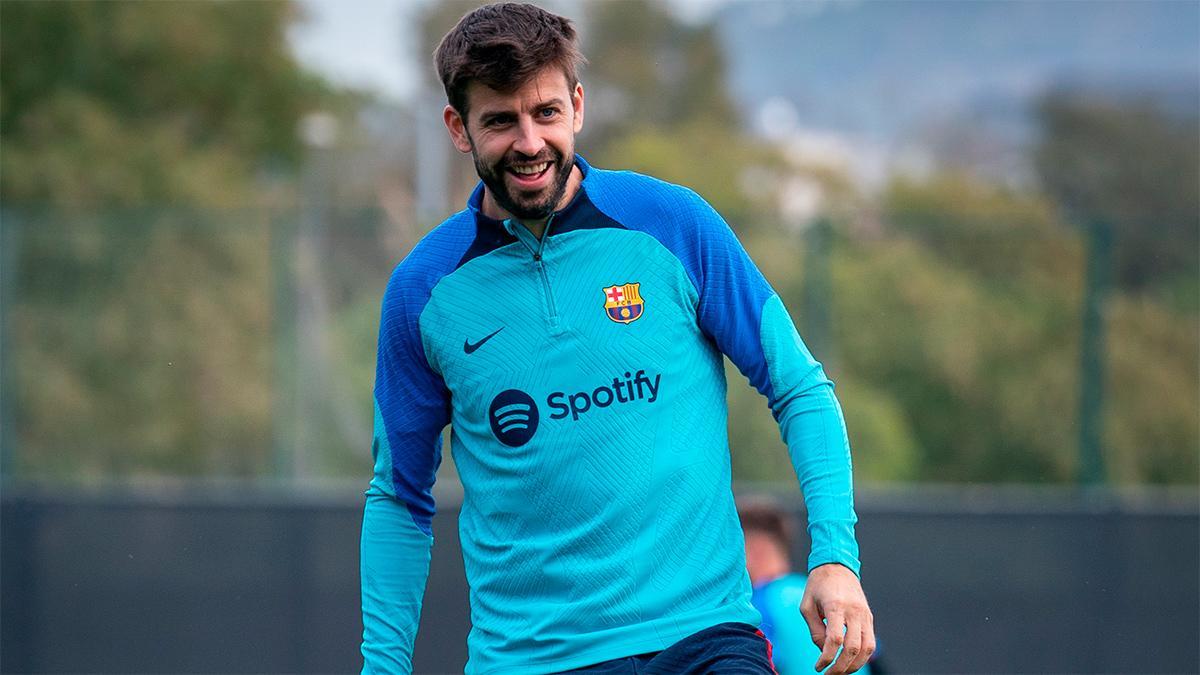 Gerard Piqué sonríe en en último entrenamiento de su carrera deportiva