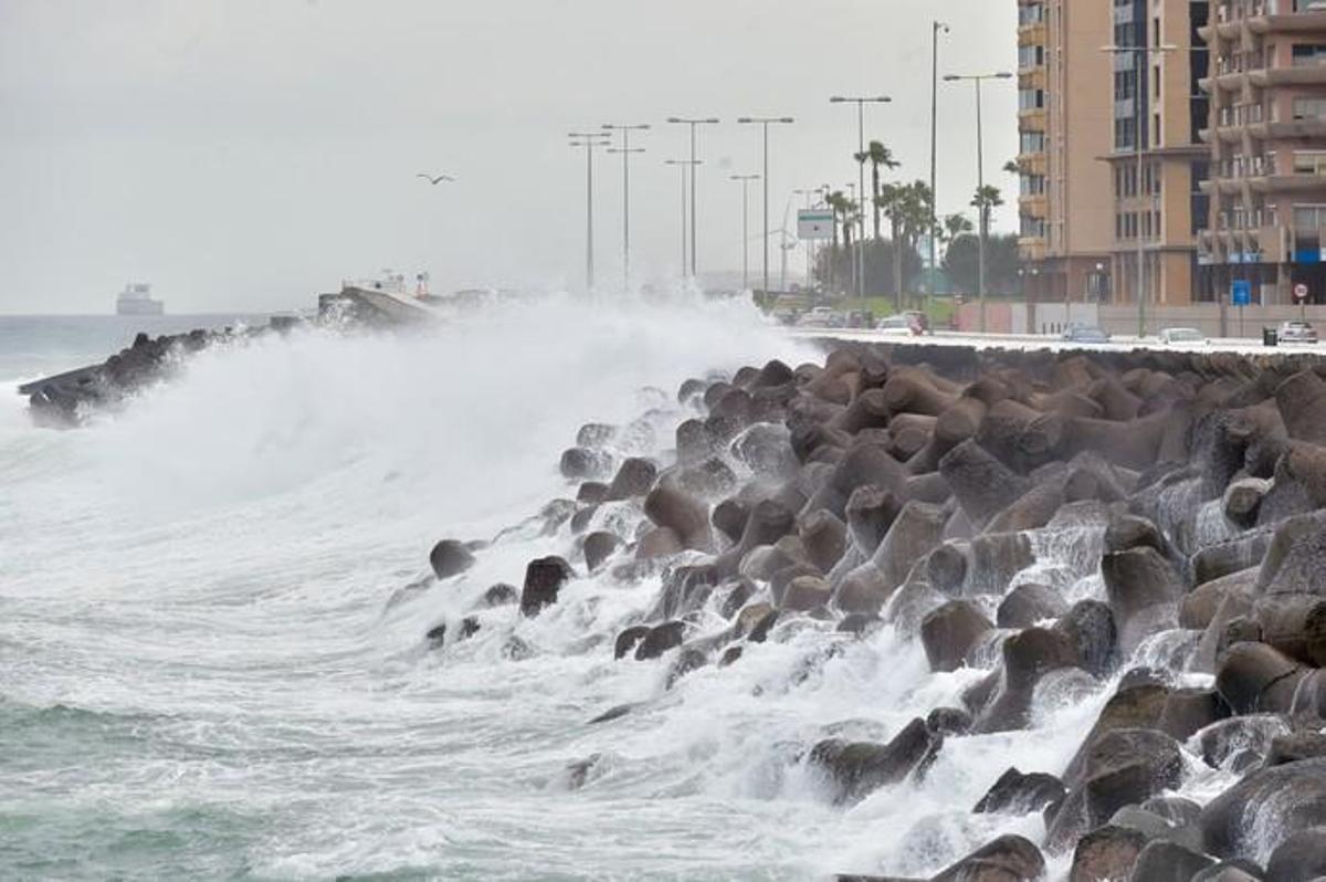 02-02-2019 LAS PALMAS DE GRAN CANARIA. Alerta por mala mar. Oleaje en la avenida marítima. Fotógrafo: ANDRES CRUZ