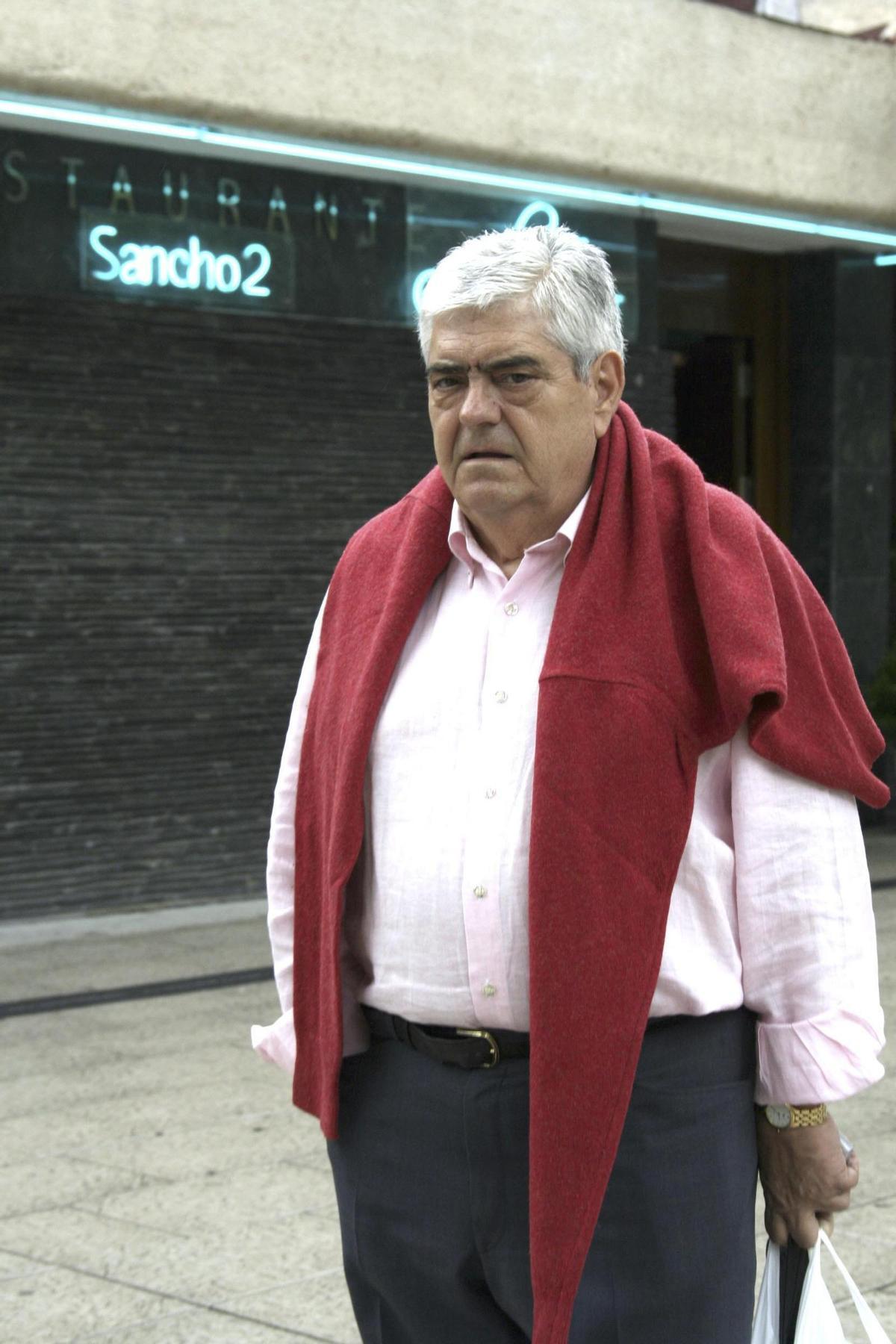 Mariano Rodrguez San Len, a las puertas del restaurante Sancho 2