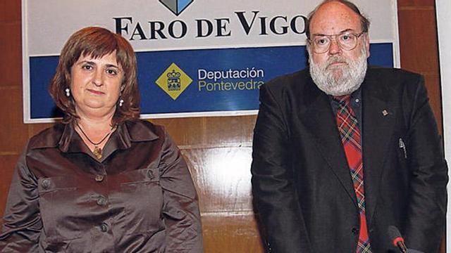 Claudi Alsina fue presentado por la profesora de Matemáticas Adela Rodríguez.  // Ricardo Grobas