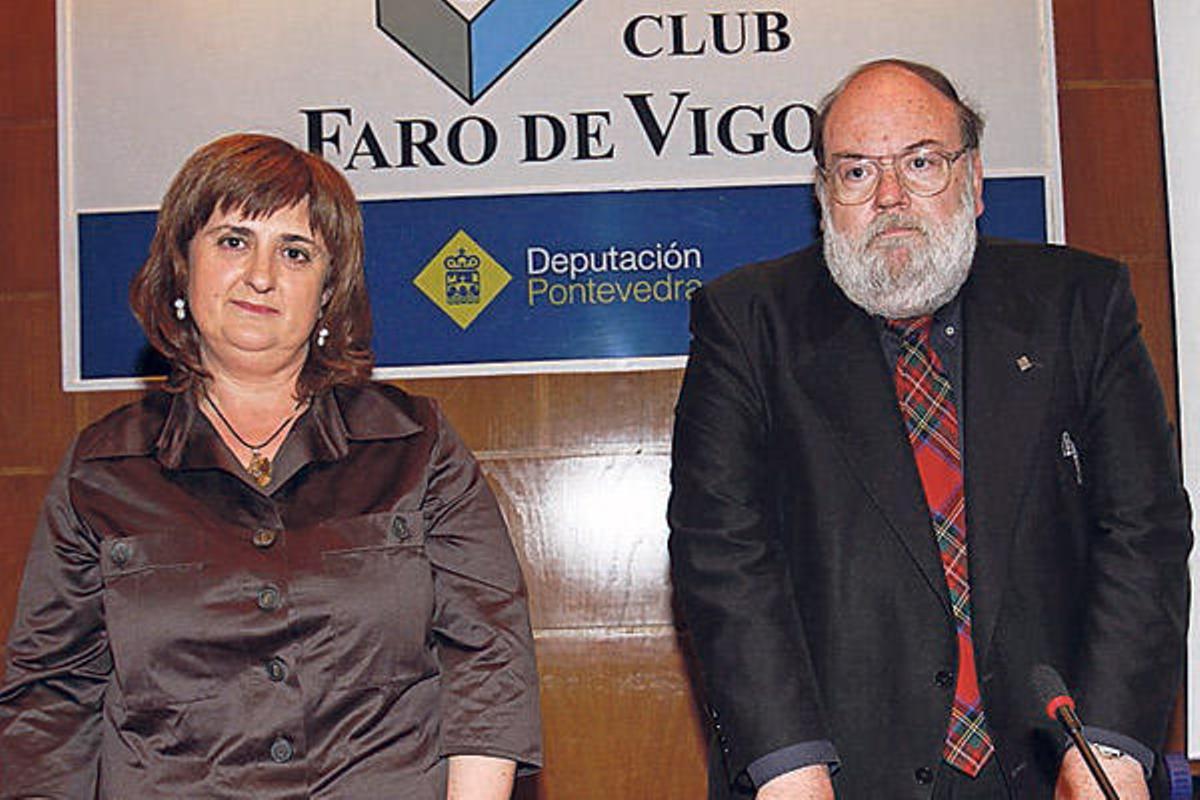 Claudi Alsina fue presentado por la profesora de Matemáticas Adela Rodríguez.  // Ricardo Grobas