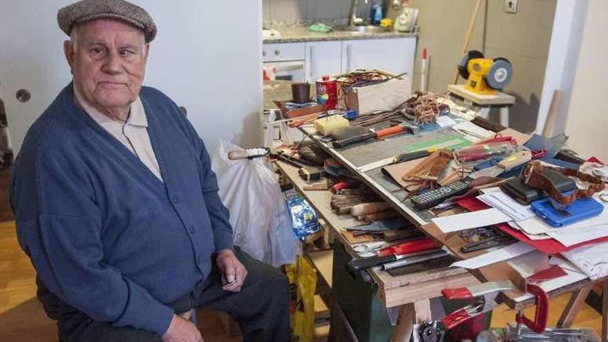Celso Touriño (83), en el piso de renta social donde vive solo. // Brais L.
