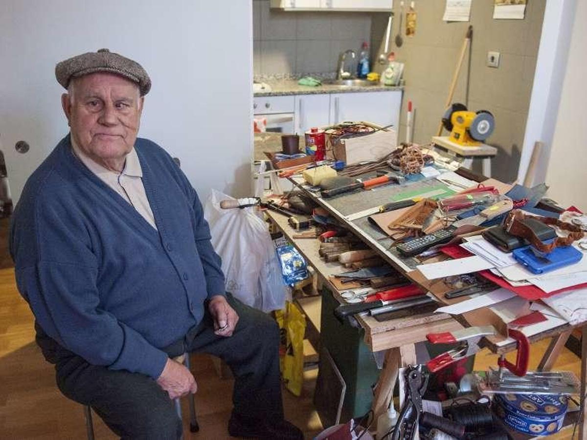 Celso Touriño (83), en el piso de renta social donde vive solo. // Brais L.