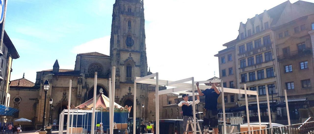 Los trabajos para el montaje de las casetas hosteleras de la plaza de la Catedral, ayer. | L. B.