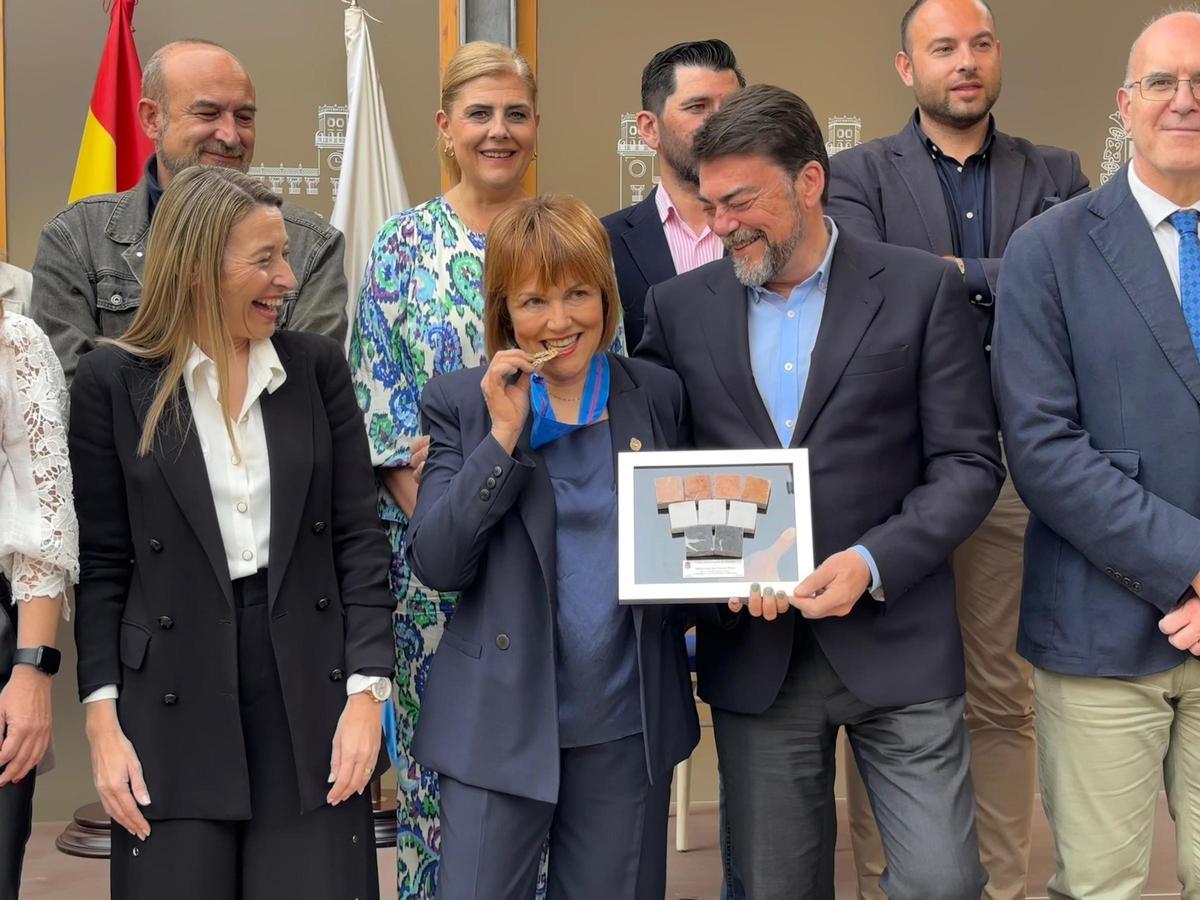 La cocinera María José San Román recibe el galardón de manos de Luis Barcala