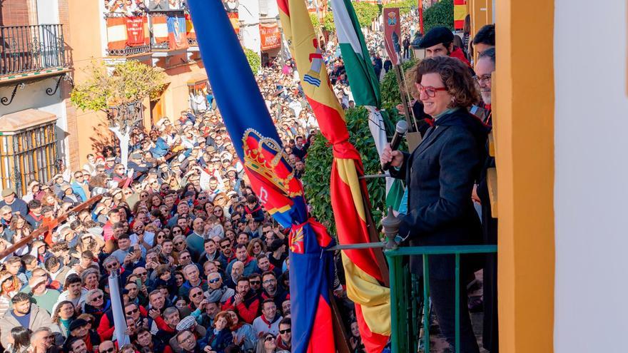 La alcaldesa de la Puebla del Río, María Dolores Prósper Pérez se dirige a su vecinos antes de dar comienzo a los encierros, a 20 de enero de 2024, en La Puebla del Río.