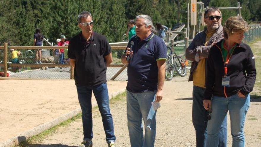 El director de Ferrocarrils de la Generalitat, Enric Ticó, amb els responsables de l&#039;estació de la Molina