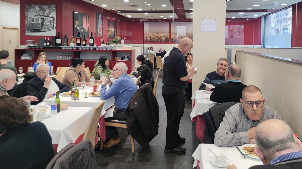 El comedor lleno de gente de El Rebost d'Hostafrancs.