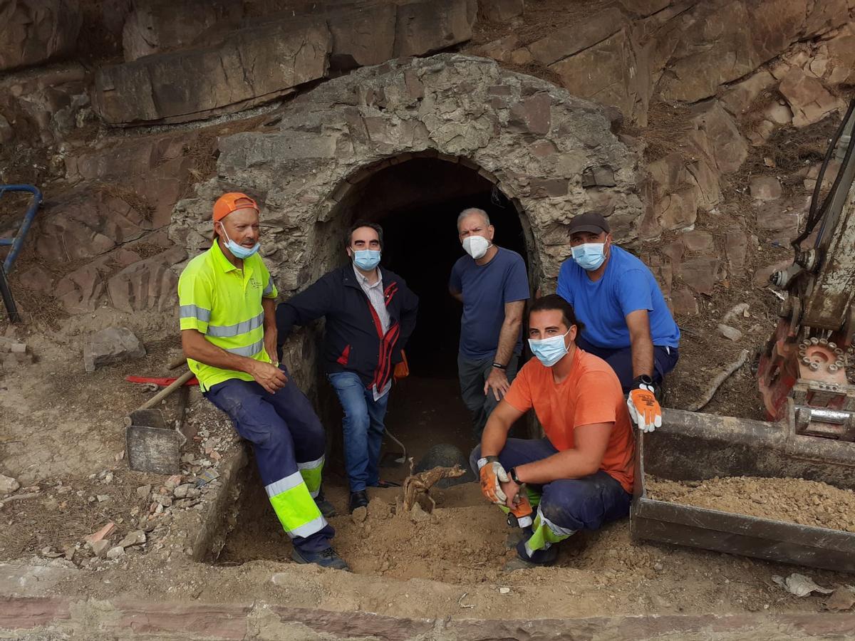Badenes con los operarios que restauraron la entrada del refugio.