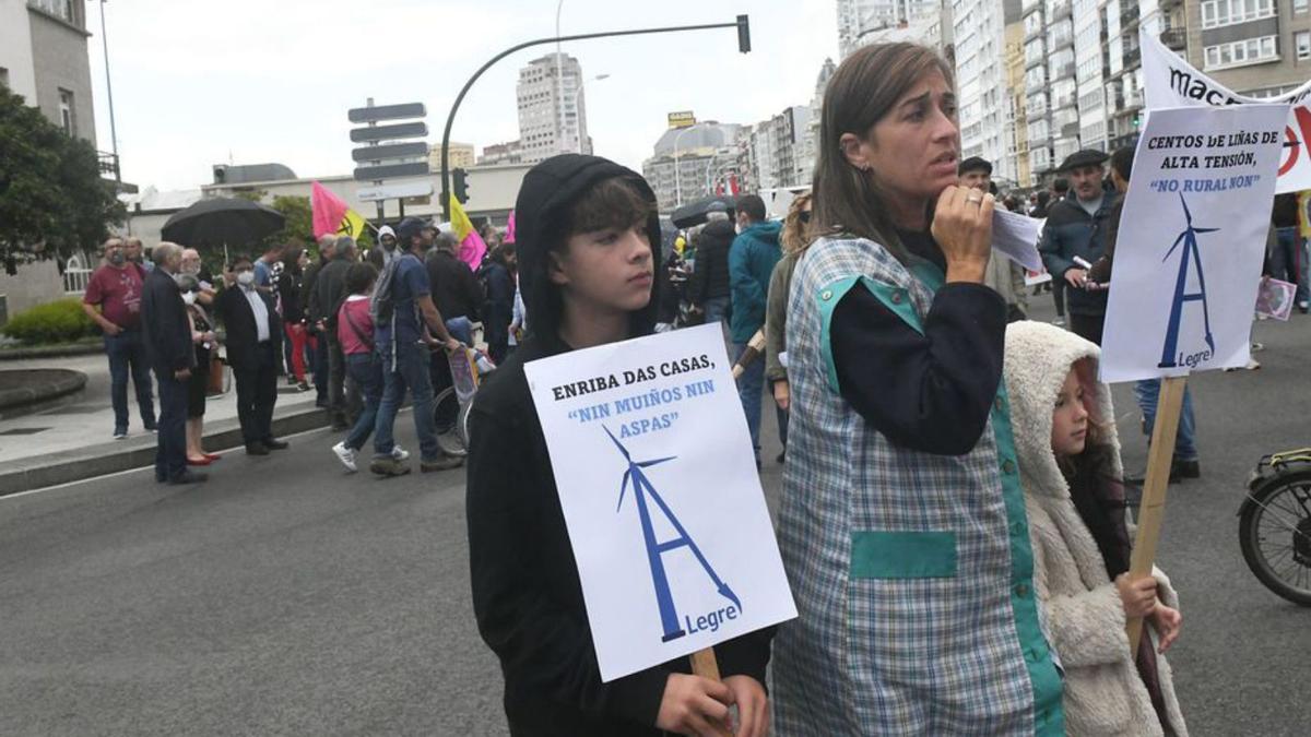 Participantes en la protesta, ayer, en A Coruña. |   // ARCAY/ROLLER AGENCIA