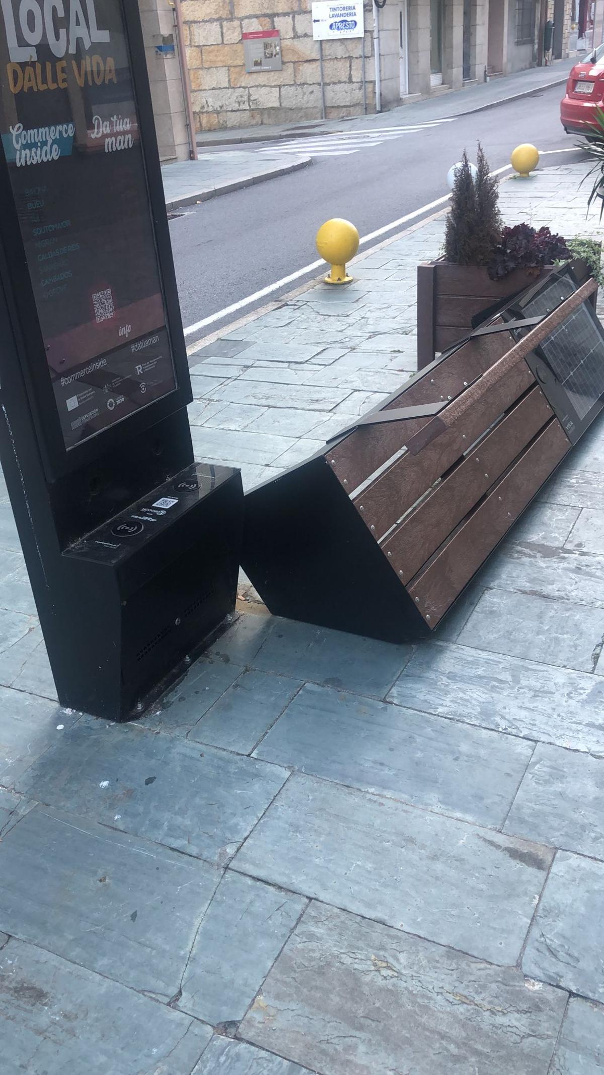 Un banco arrancado en la calle de Castelao.