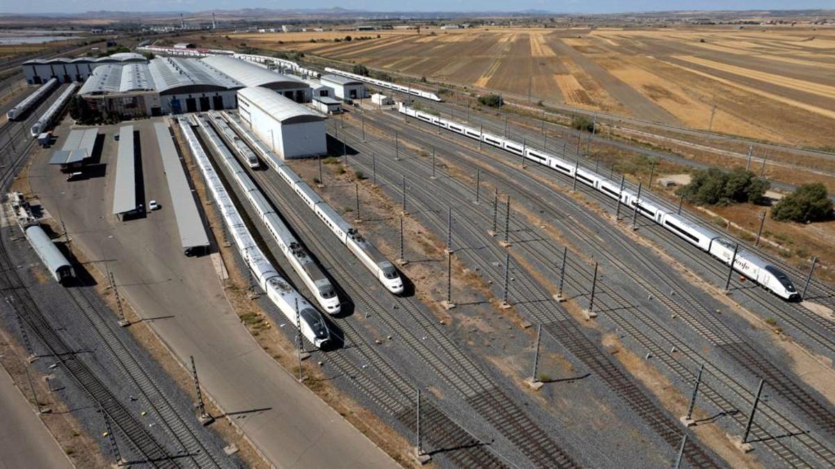 Imagen aérea de una base de mantenimiento de Renfe.