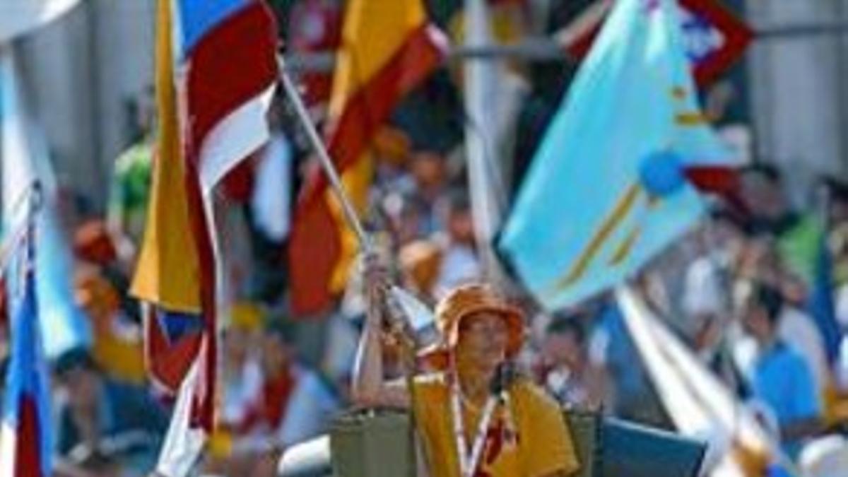 Asistentes al acto de bienvenida de los jóvenes a Benedicto XVI, ayer en Madrid.