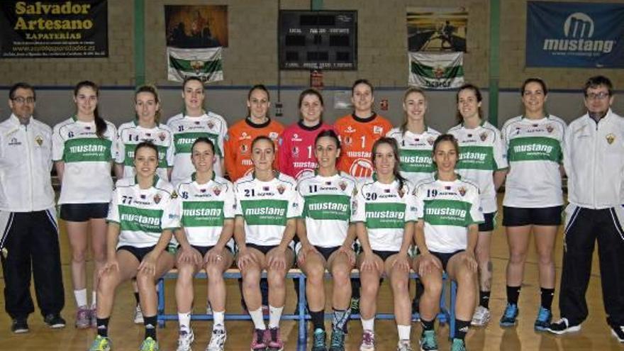 Componentes de la plantilla del Elche CF Mustang de balonmano femenino.