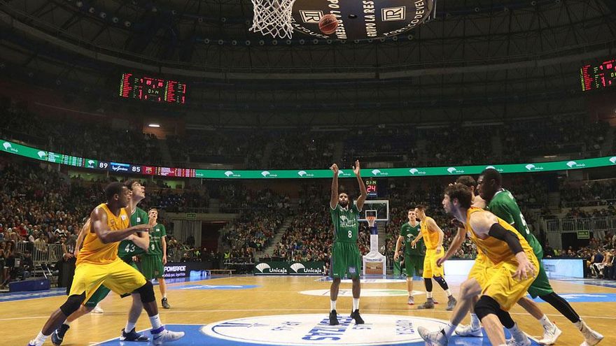 Tres tiros libres de Kyle Fogg le dieron al Unicaja la prórroga y el triunfo en Liga.