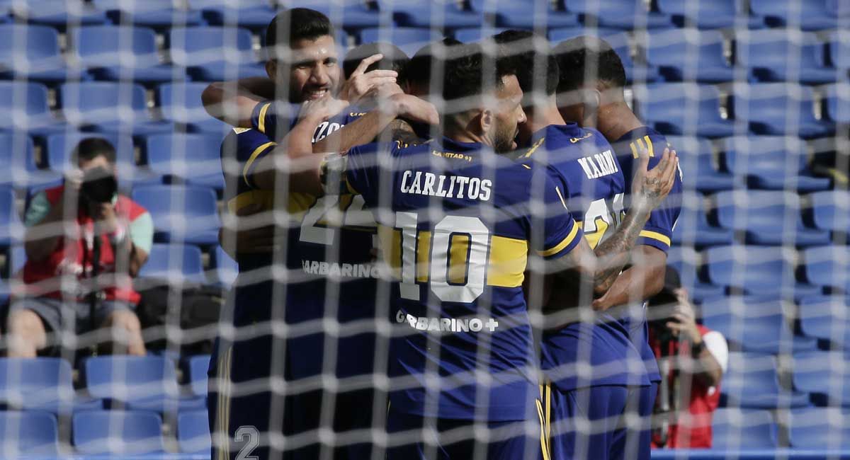 Los futbolistas de Boca Junios felicitan a Izquierdoz por su gol.