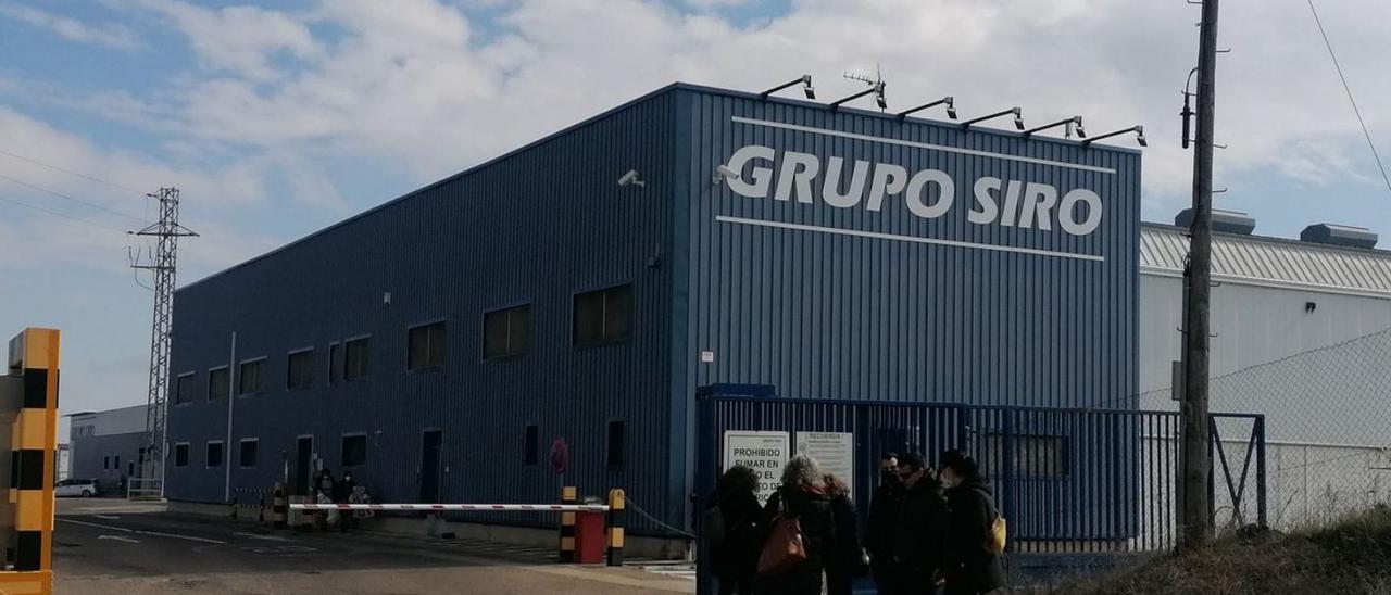 Trabajadores conversan en el acceso principal a las instalaciones de la fábrica de Siro en Toro. | M. J. C.