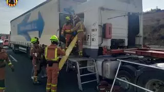 Retenciones kilométricas en la A-7 tras rescatar al conductor atrapado en un camión