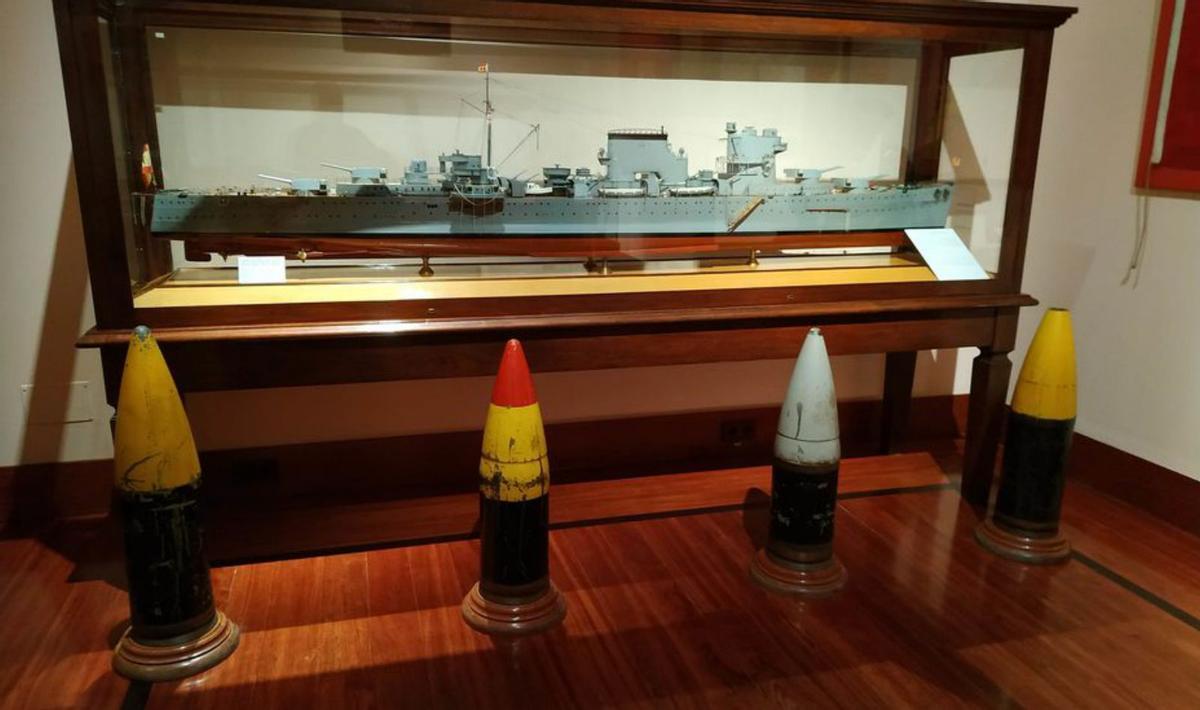 Maqueta i projectils del Canarias al Museu Naval de Madrid. | SANTI COLL