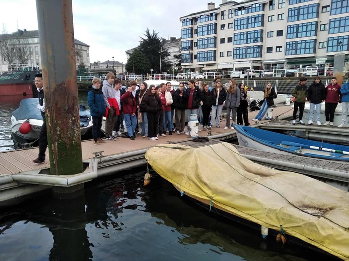 Los alumnos naviegos y holandeses, en la Dársena de Navia.