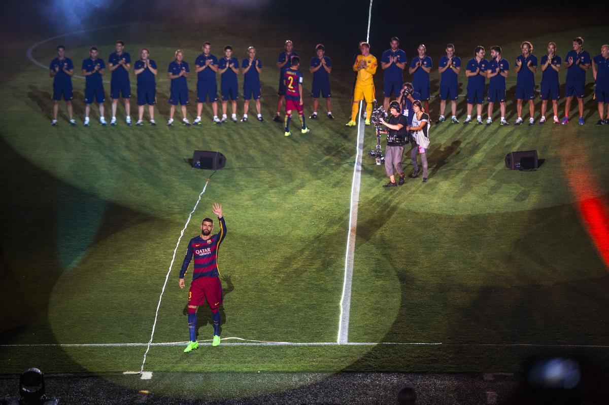 Público y plantilla del FC Barcelona aplauden al numero 3 azulgrana, Gerard Piqué, durante la presentación de los jugadores en la 50 edición del trofeo Joan Gamper, en agosto de 2018.