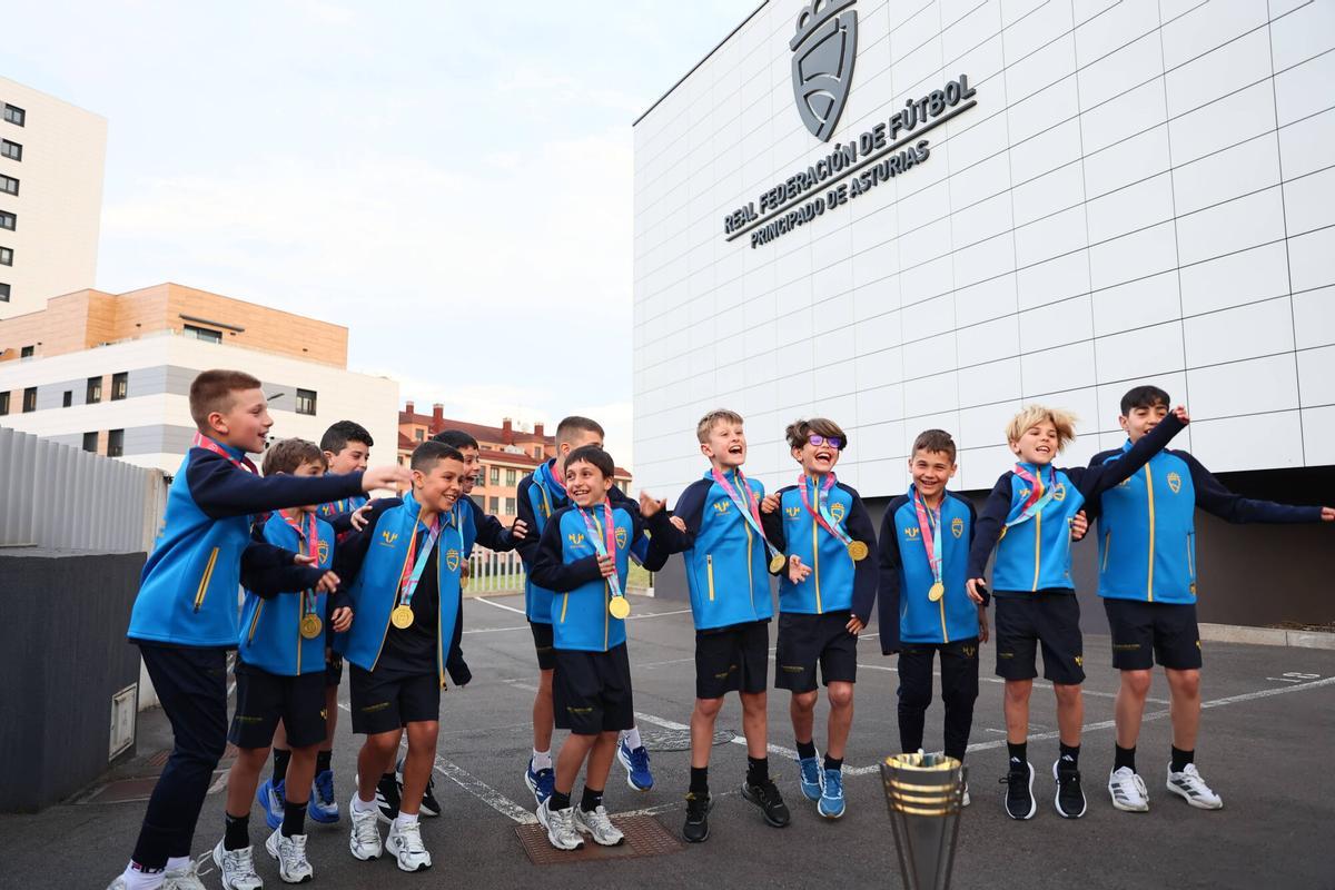La selección sub-10 de Asturias se proclamó campeona de España de fútbol sala en Sanxenxo tras firmar un torneo impecable, culminado con una goleada ante Madrid y una remontada épica frente a Cataluña en semifinales