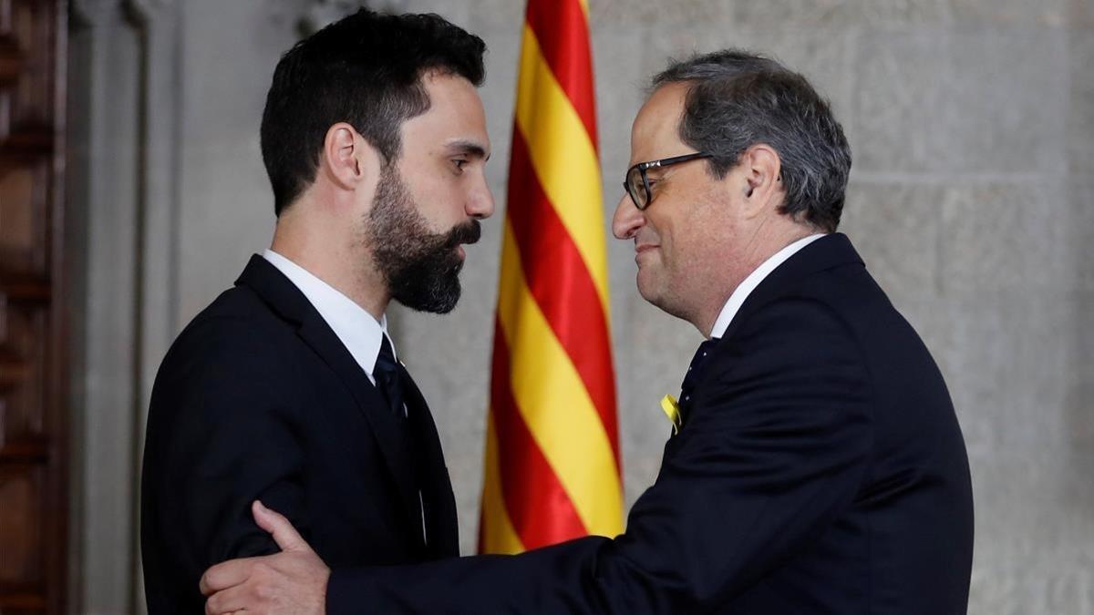 Quim Torra y Roger Torrent, presidentes de la Generalitat y del Parlament, respectivamente, al acabar la toma de posesión.