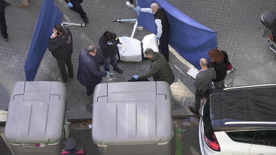 Un sintecho descubre un cadáver en un contenedor del Eixample de Barcelona